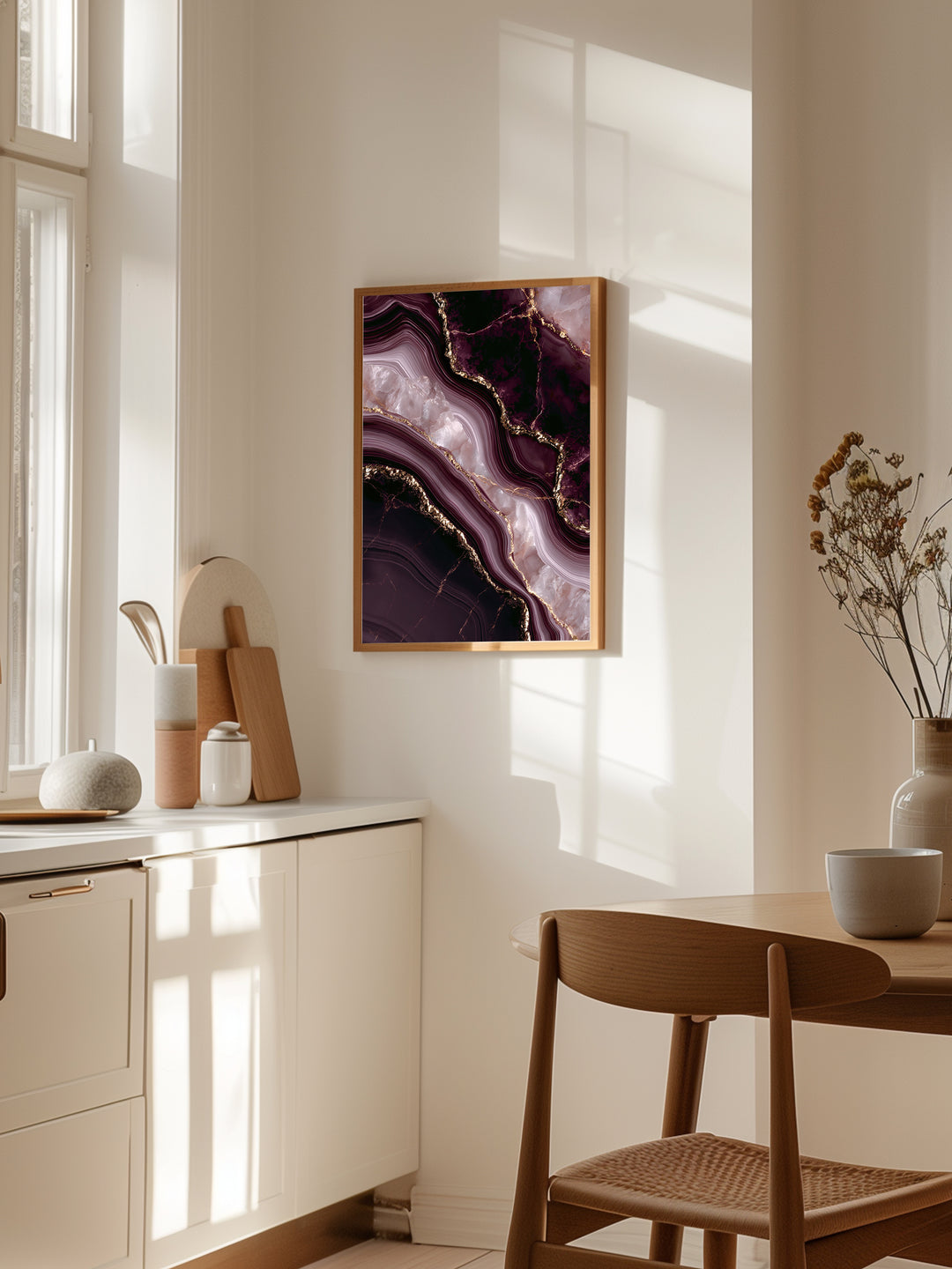Aftenens Lys plakat fra Fløjls Årer på en køkkenvæg med naturligt lys