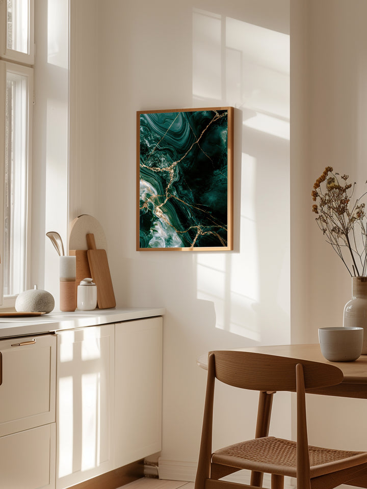 Dybets Kald plakat fra Smaragd Årer på en køkkenvæg med naturligt lys