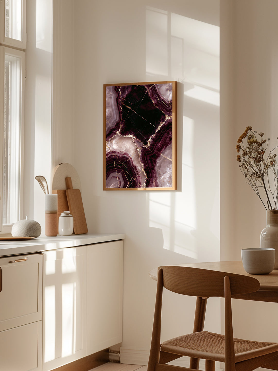 Fløjls Kald plakat fra Fløjls Årer på en køkkenvæg med naturligt lys