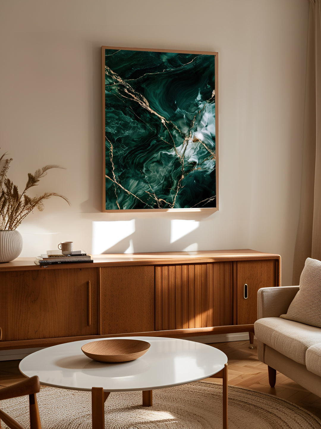 Guldets Ekko plakat fra Smaragd Årer over en sofa i en lys stue