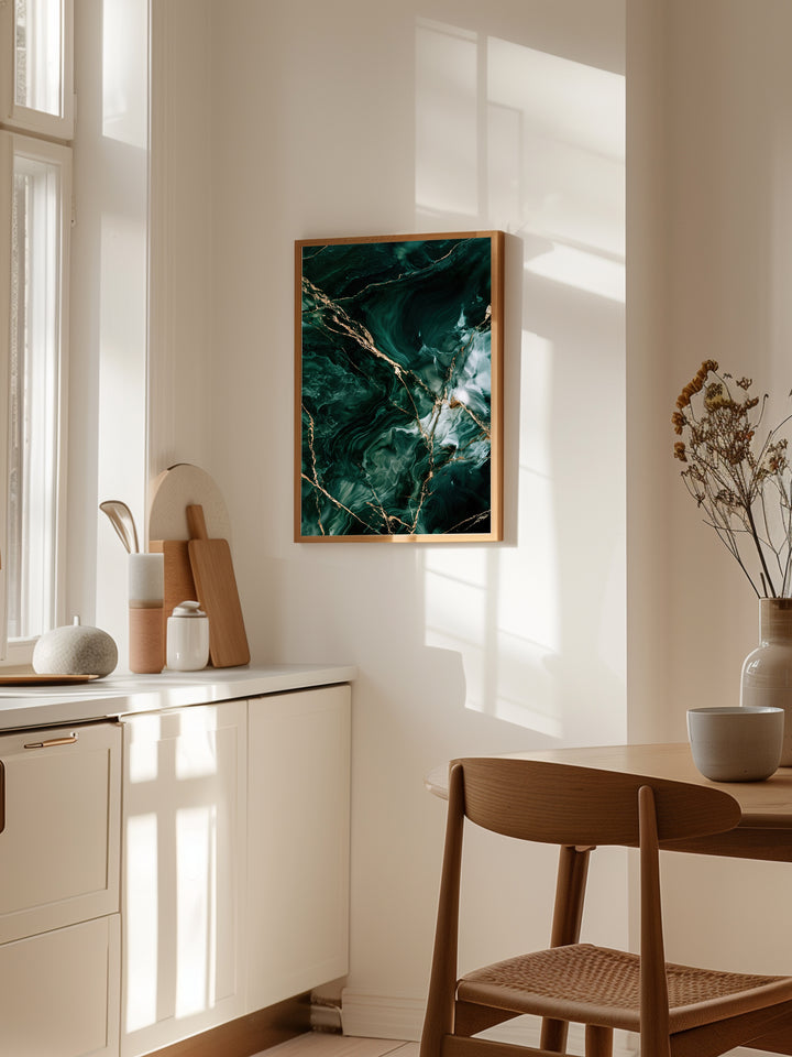 Guldets Ekko plakat fra Smaragd Årer på en køkkenvæg med naturligt lys