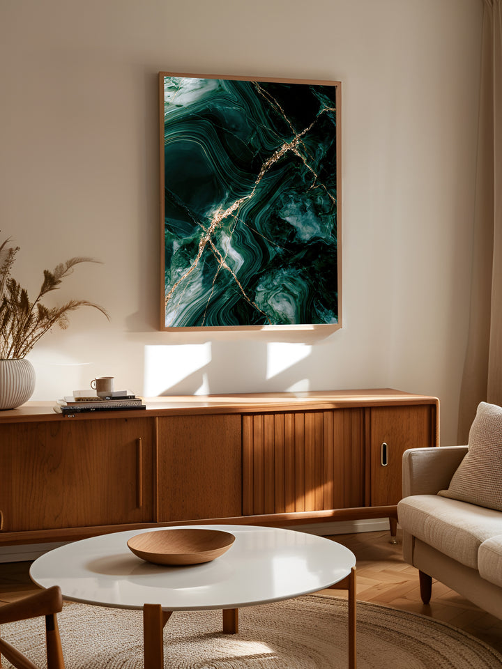 Gyldent Brud plakat fra Smaragd Årer over en sofa i en lys stue