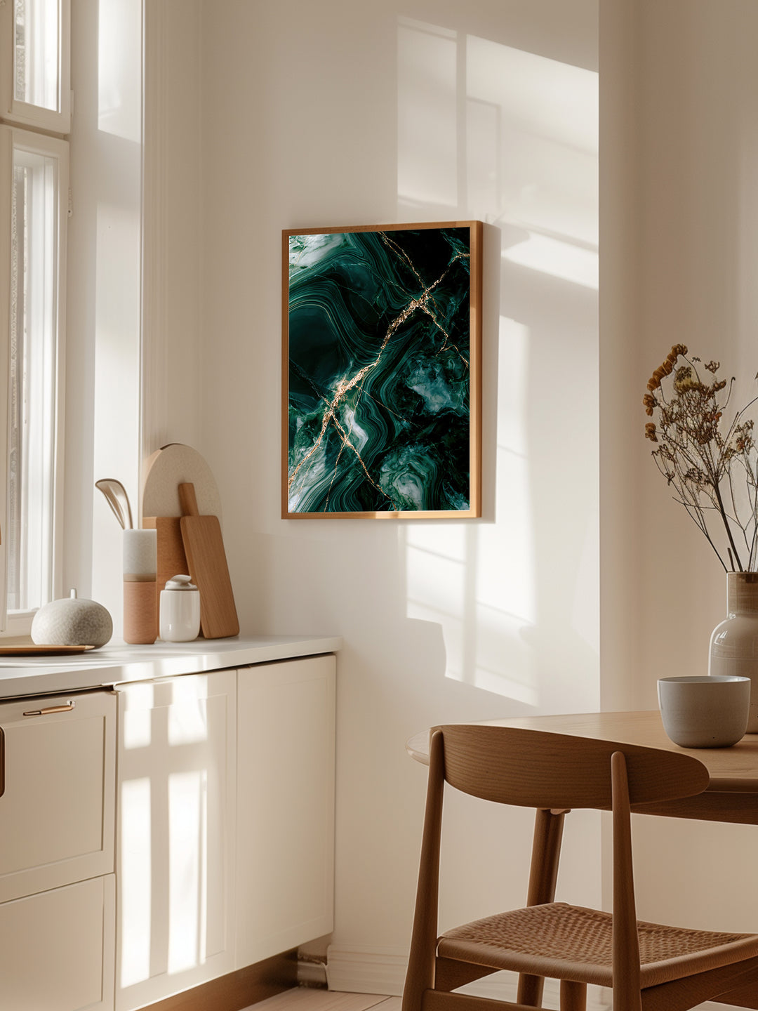 Gyldent Brud plakat fra Smaragd Årer på en køkkenvæg med naturligt lys
