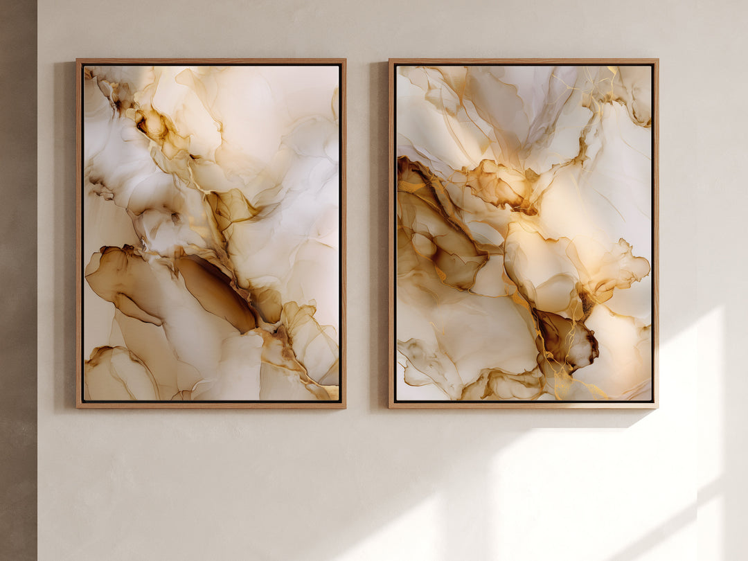 Gyldne Årer – sæt med 2 plakater hængende over en sofa