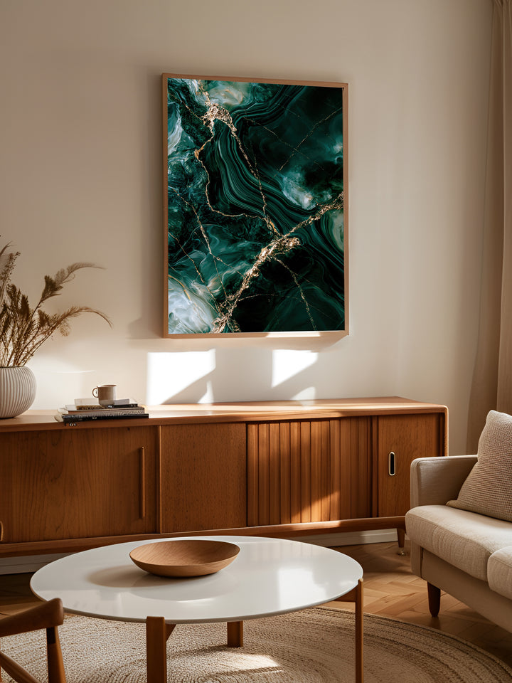 Gyldne Veje plakat fra Smaragd Årer over en sofa i en lys stue