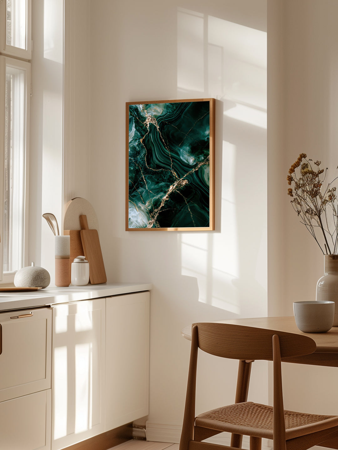 Gyldne Veje plakat fra Smaragd Årer på en køkkenvæg med naturligt lys