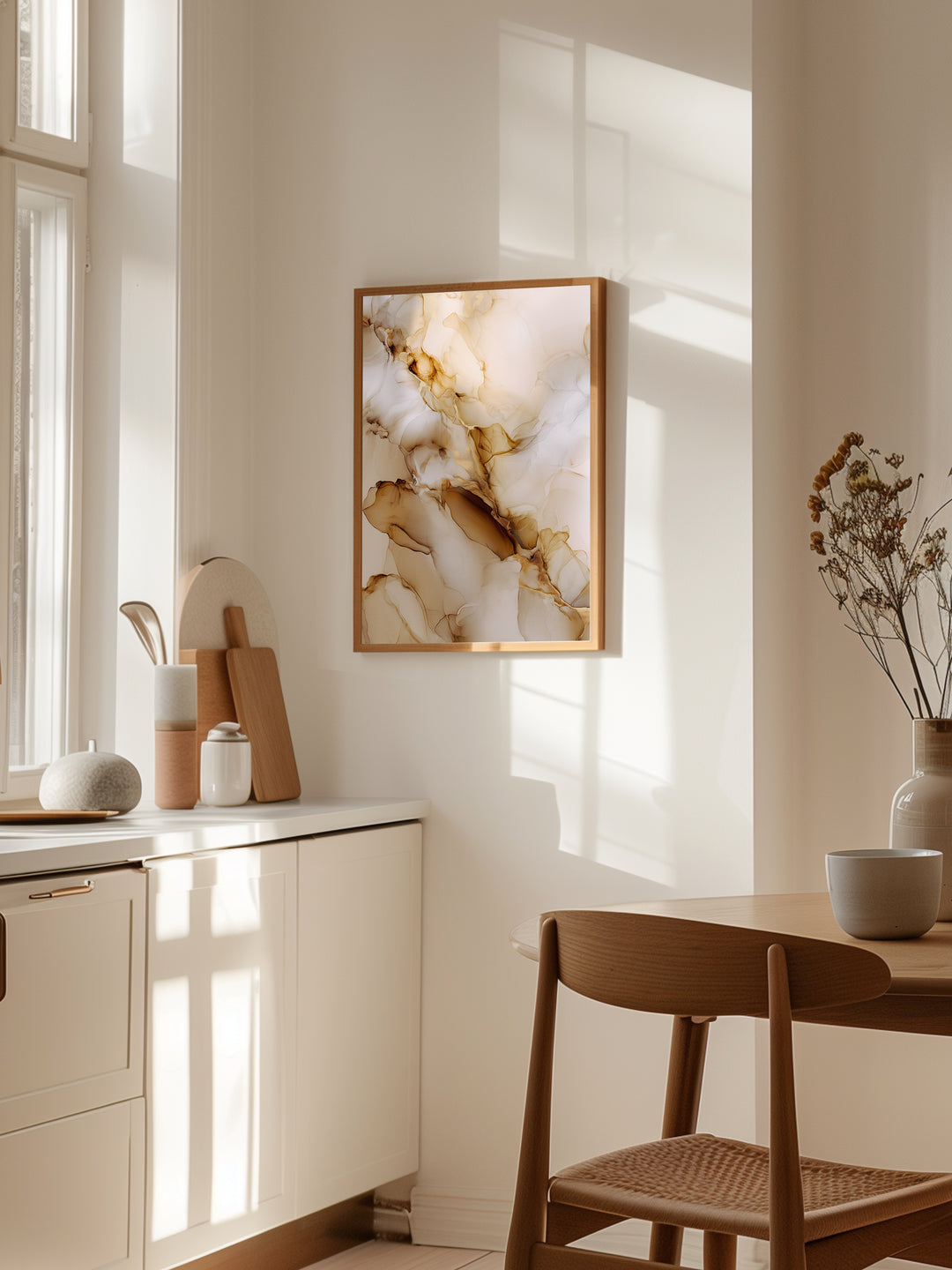 Jordens Ånd plakat fra Gyldne Årer på en køkkenvæg med naturligt lys