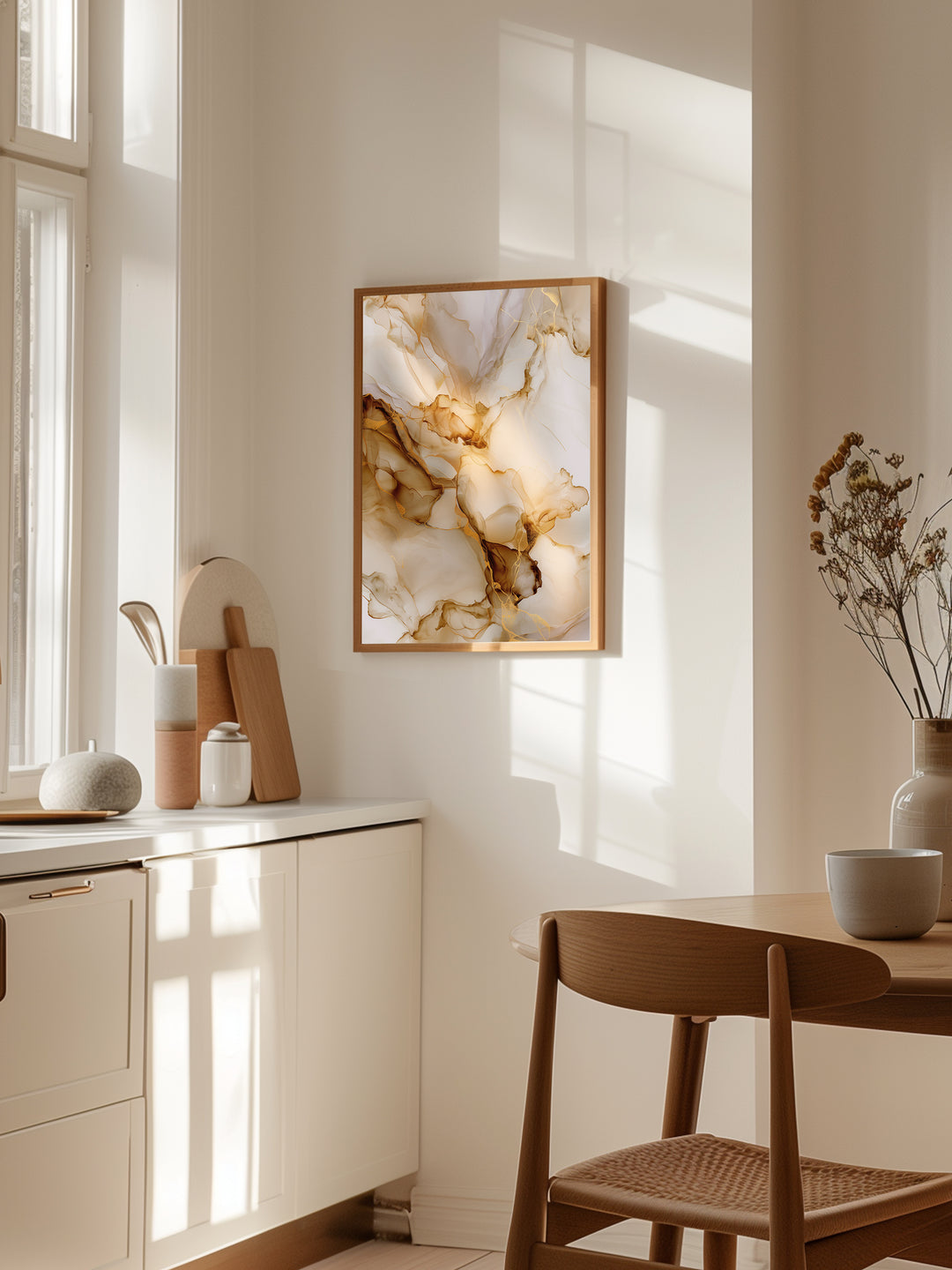 Lysets Kilde plakat fra Gyldne Årer på en køkkenvæg med naturligt lys